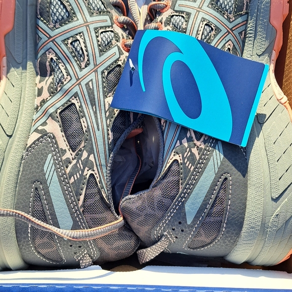 Women's Asics NWT Sneakers - Picture 6 of 6